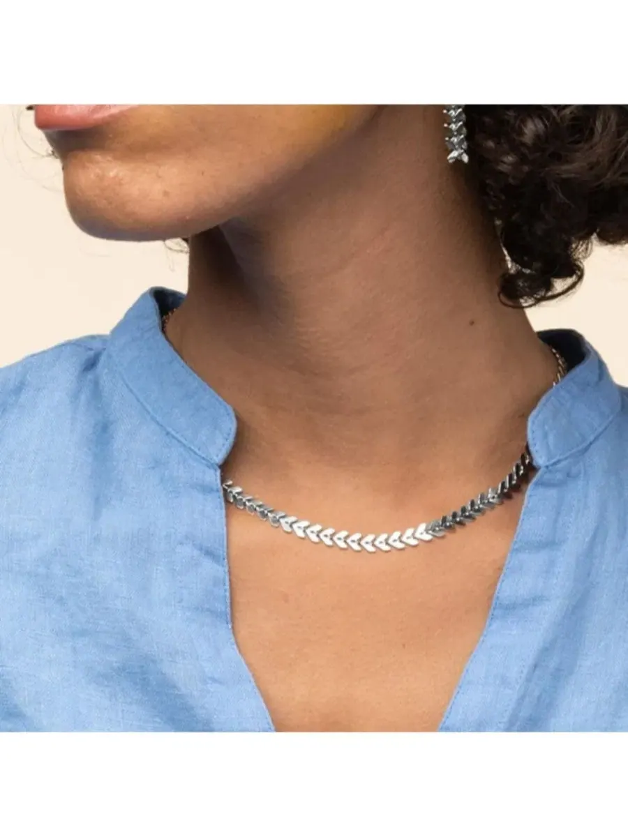 Модный комплект из колье и браслета Elara Chevron Bearfruit Jewelry — изображение 2 из 3, оттенок серебряный