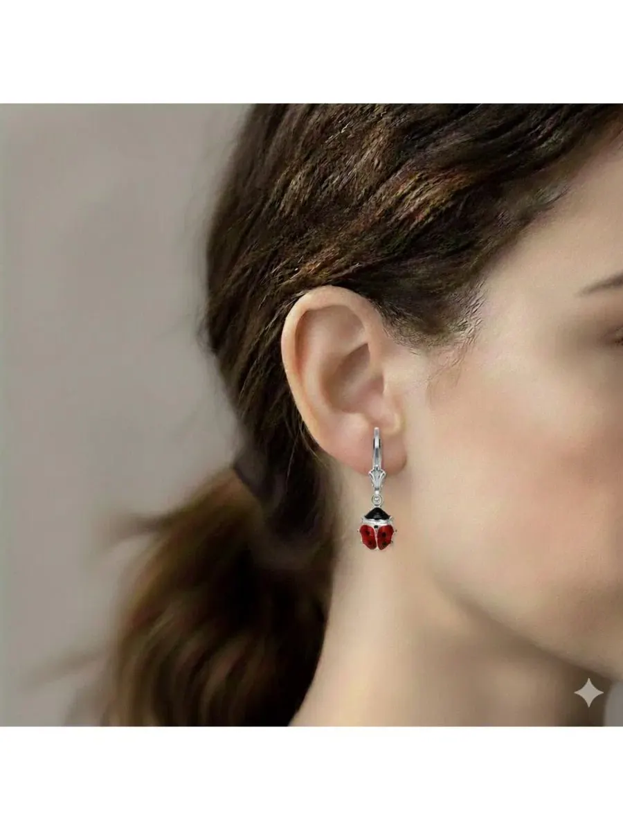 Серьги-подвески в виде божьей коровки из стерлингового серебра с родиевым покрытием и красной — изображение 2 из 3