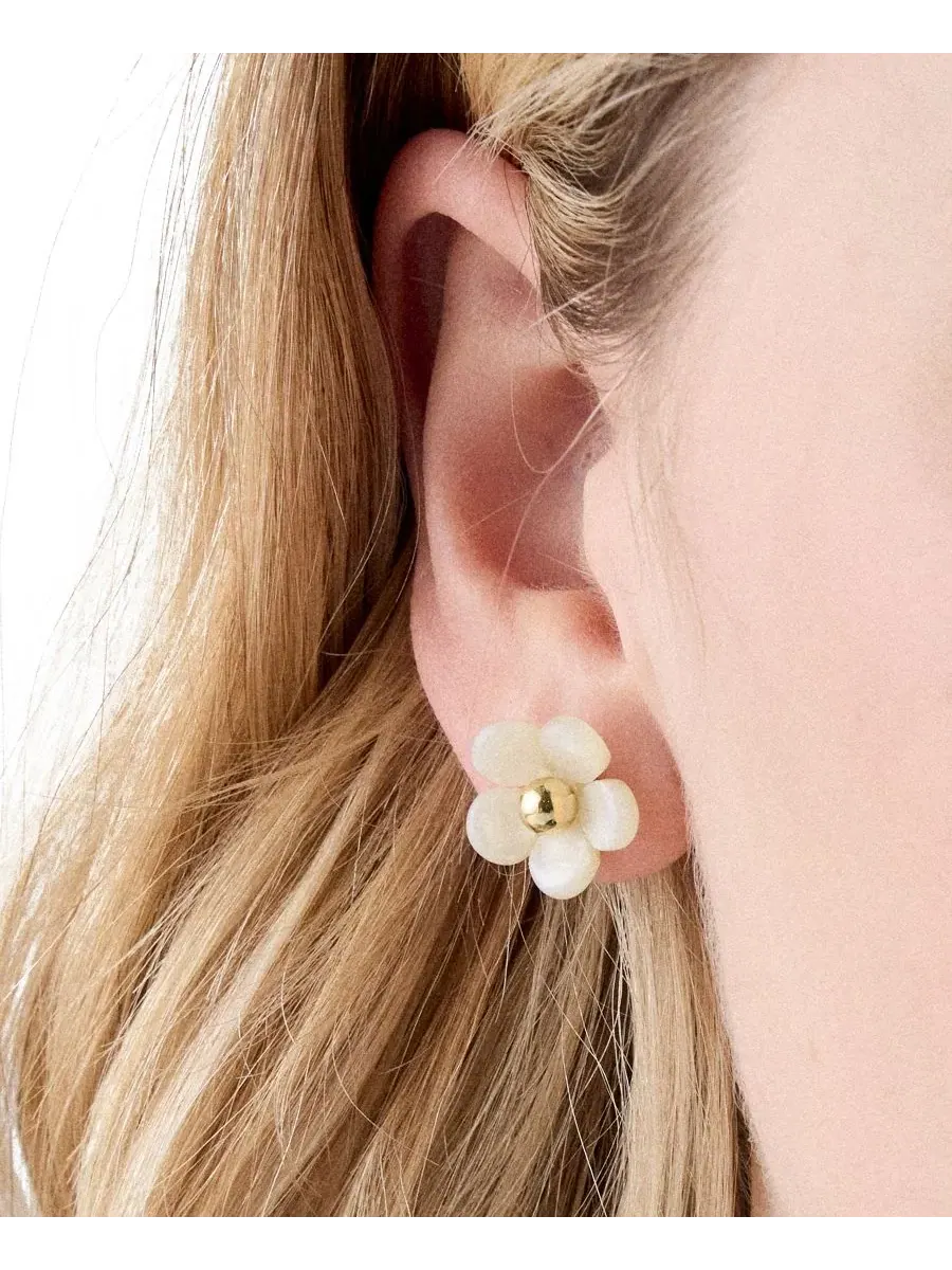 Серьги-пусеты с цветочным принтом, модель Summer Daze Flower kate spade new york — изображение 4 из 4, оттенок белый