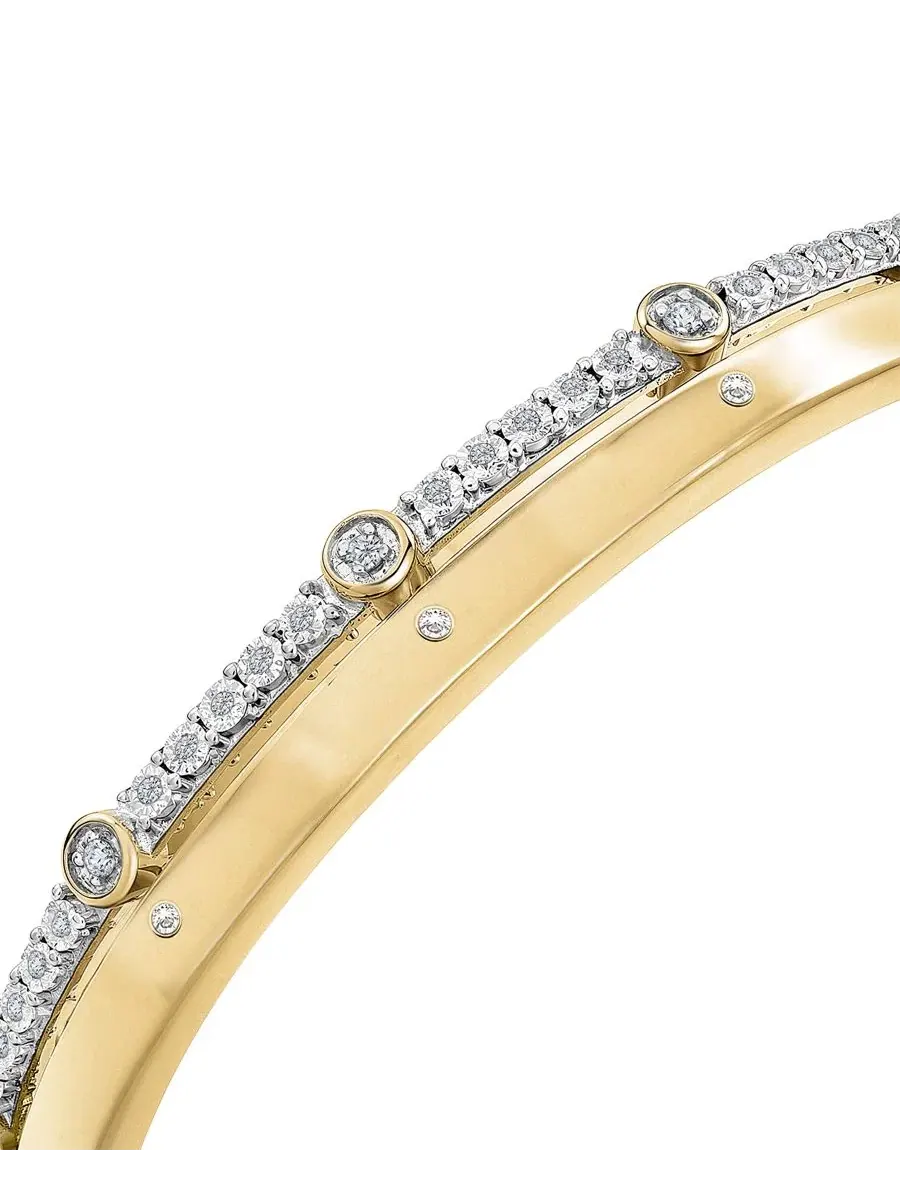 Браслет-манжета с бриллиантами (1/4 ct. t.w.) в 14k желтом золоте поверх стерлингового серебра — изображение 4 из 5