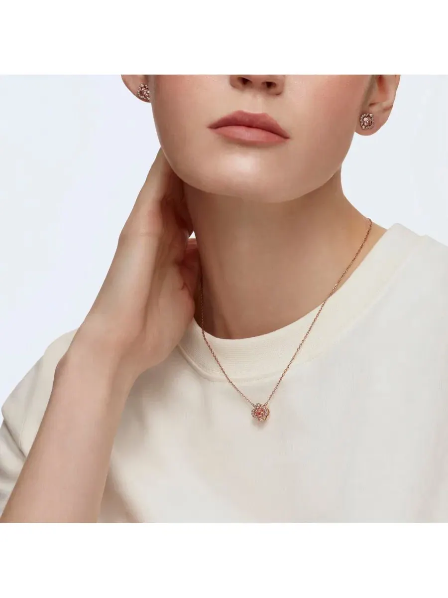 Комплект украшений с кулоном-клевером Sparkling Dance Clover Swarovski — изображение 5 из 6, оттенок розовый