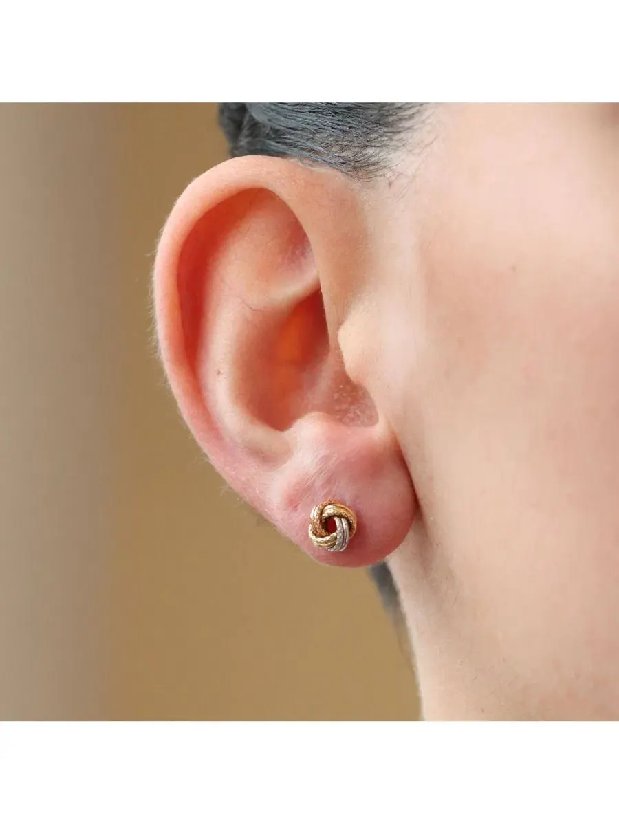 Серьги-гвоздики с узлом Tri-Color Knot из триколорного золота 18K The Lovery — изображение 2 из 4, оттенок нет цвета