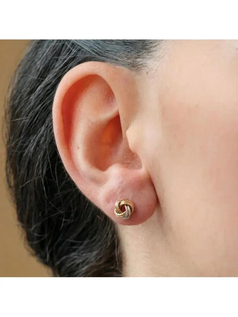 Серьги-гвоздики с узлом Tri-Color Knot из триколорного золота 18K The Lovery — изображение 4 из 4, оттенок нет цвета