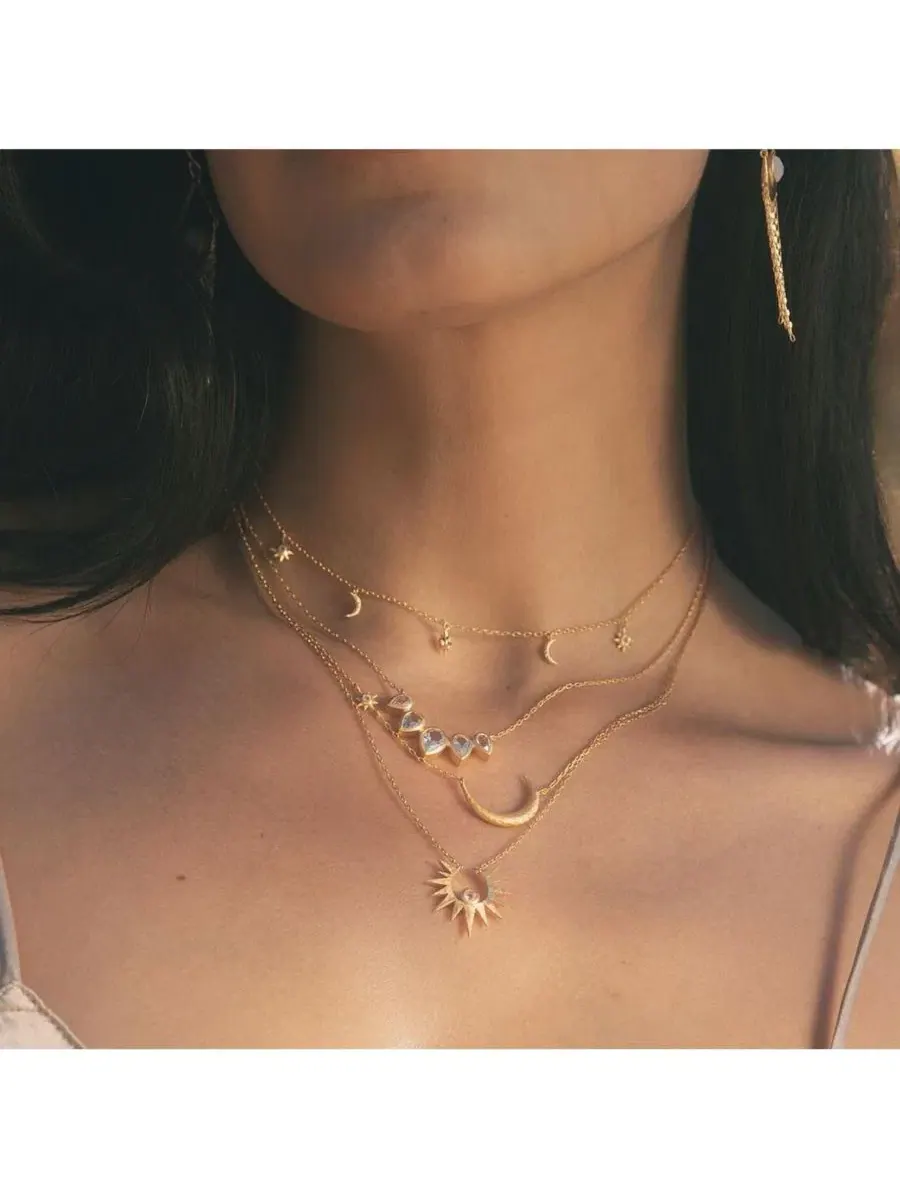 Начните с колье Clarity Topaz Lotus Petal Satya Jewelry — изображение 3 из 3, оттенок нет цвета