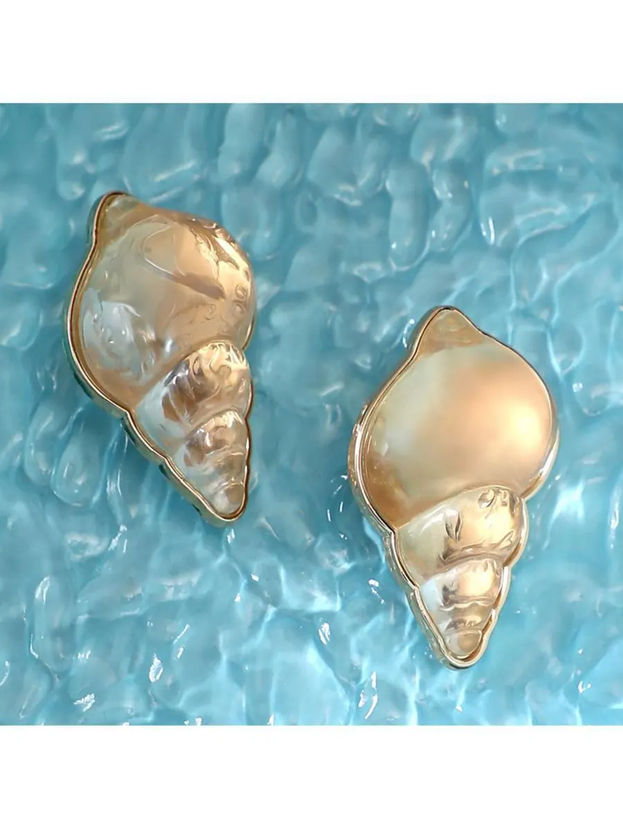 Женские серьги-подвески The Translucent-Conchiglia Statement Earrings - California Gold SOHI — изображение 2 из 6