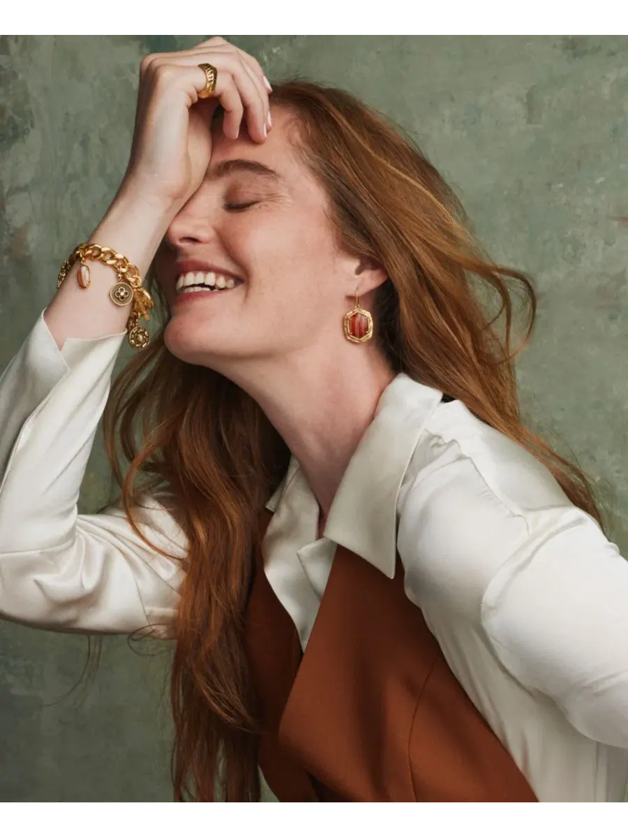Серьги-подвески Daphne с тигровым глазом Kendra Scott — изображение 5 из 7, оттенок золотистый