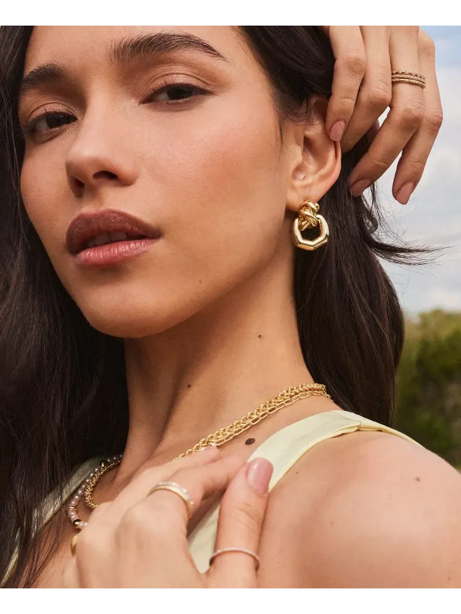 Серьги-«паркер» с металлическим покрытием и открытой оправой в виде узла Kendra Scott — изображение 4 из 4, оттенок мульти