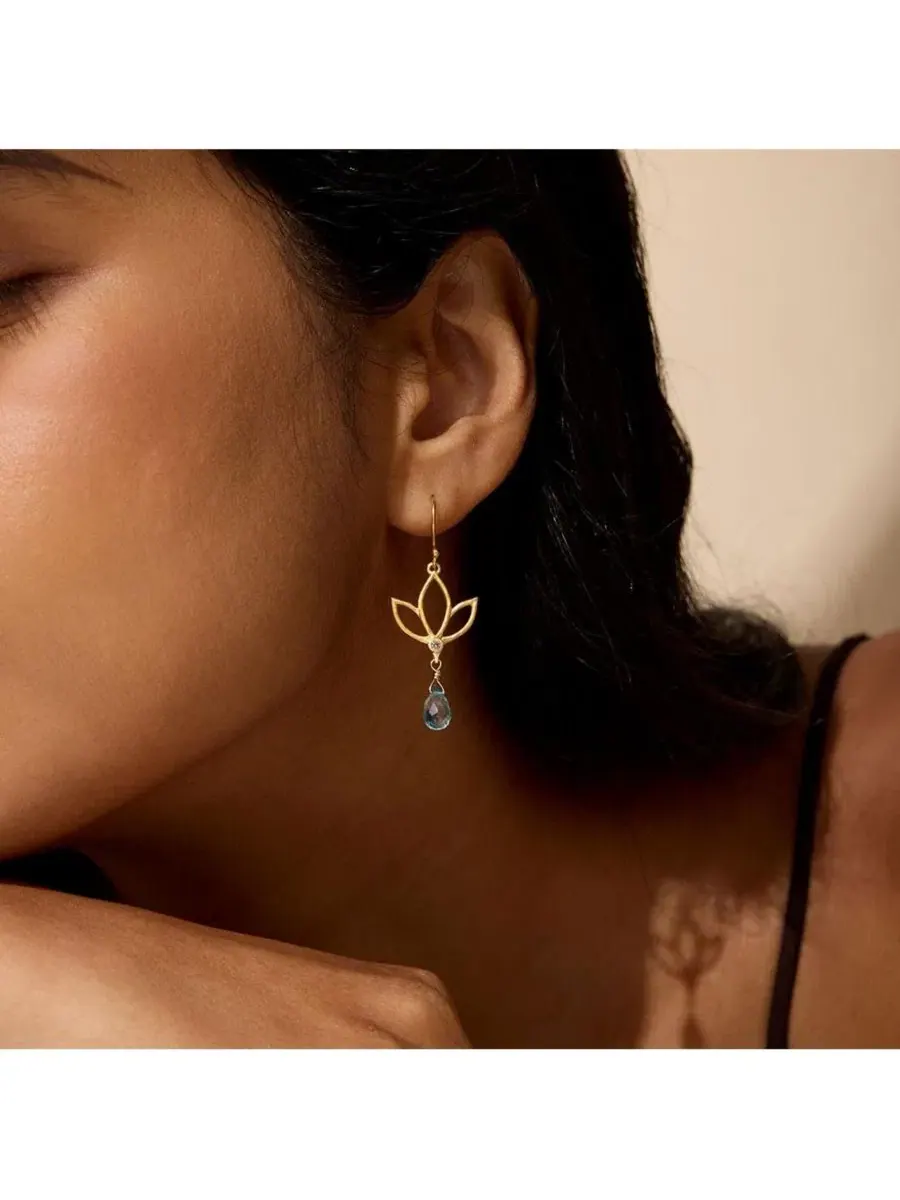 Серьги-подвески Ignite Renewal Topaz Lotus Drop Earrings Satya Jewelry — изображение 2 из 3, оттенок золото