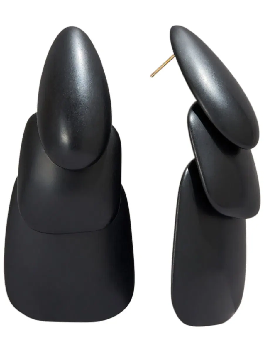 Серьги-подвески линейные из смолы Black-Tone Resin Linear Drop Earrings Donna Karan New York — изображение 2 из 5