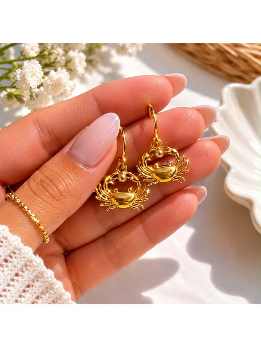Серьги-конго с подвеской-крабом Coastal Crab Huggie Dangle Dloria — изображение 2 из 5, оттенок золото