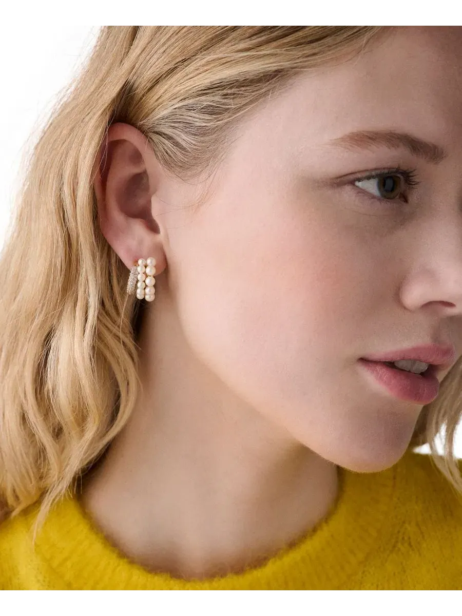 Серьги-пусеты с цирконием и жемчугом, модель Girlie Pearlie Stacked Huggie kate spade new york — изображение 3 из 3