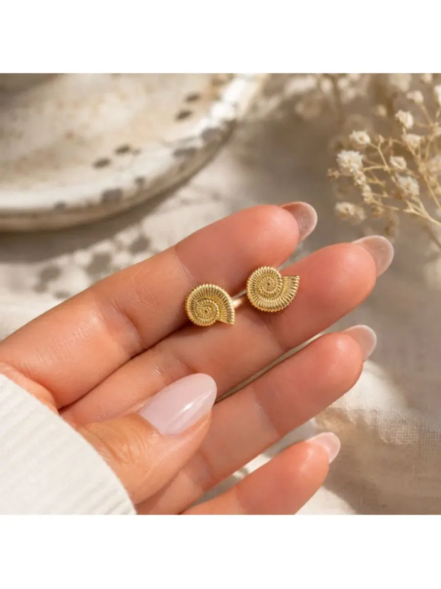 Серьги-пусеты с ракушкой Golden Tide Shell Dloria — изображение 5 из 6, оттенок золото