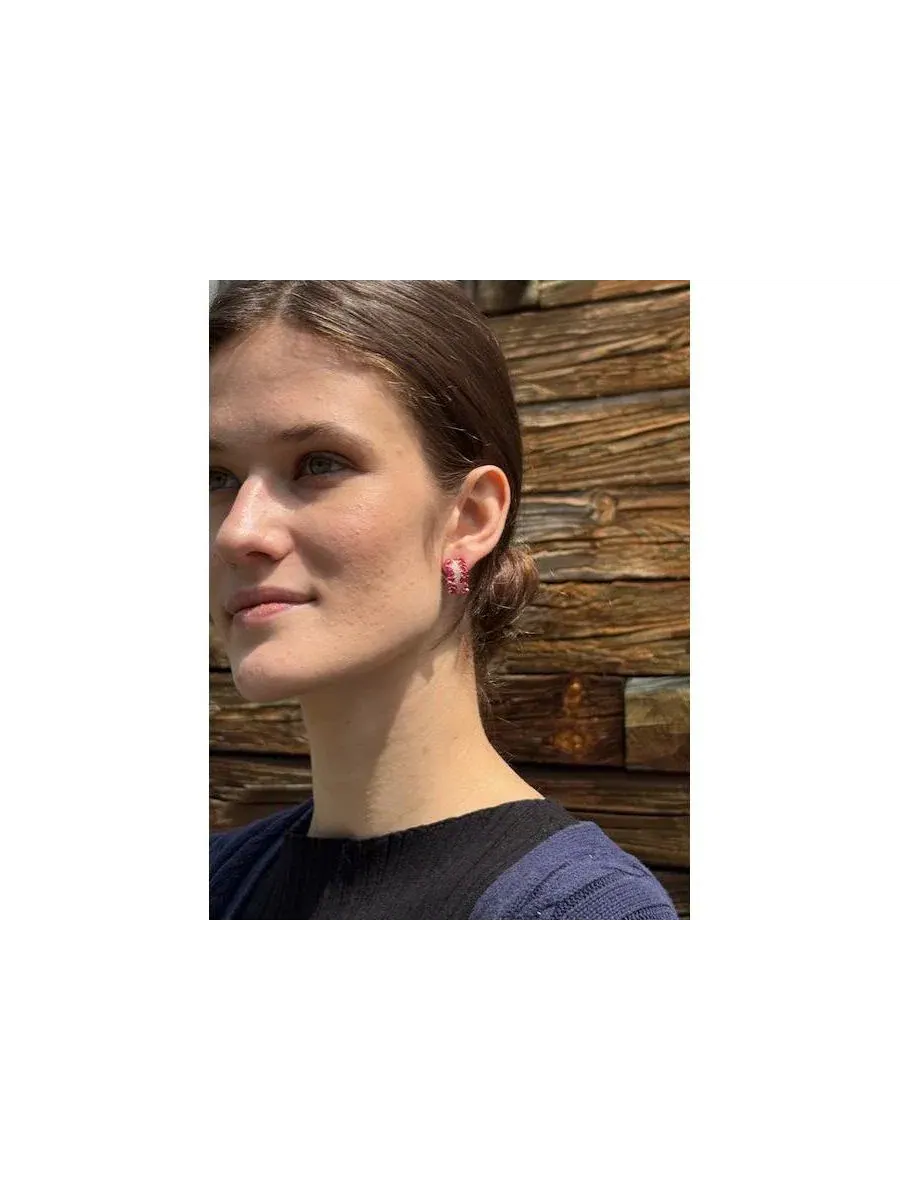Серьги-пусеты с кристаллами, модель Marquise Burst Huggie Suzy Levian New York — изображение 4 из 4, оттенок красный