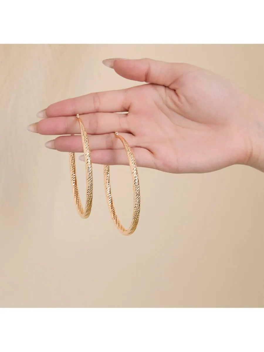 Широкие фактурные серьги-кольца Jessica Simpson — изображение 4 из 7, оттенок золото