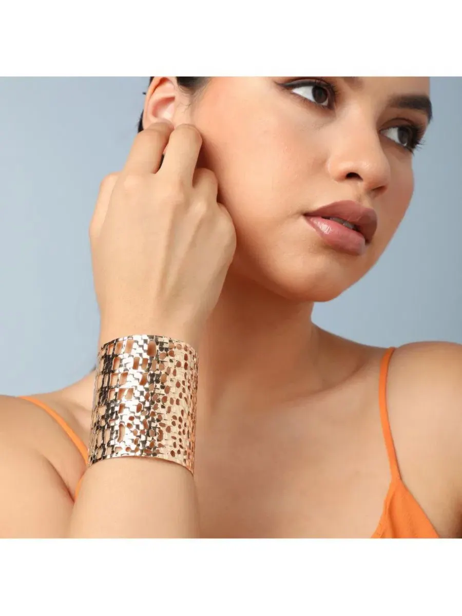 Металлический браслет-манжета Metallic Statement Cuff SOHI — изображение 2 из 5, оттенок золото