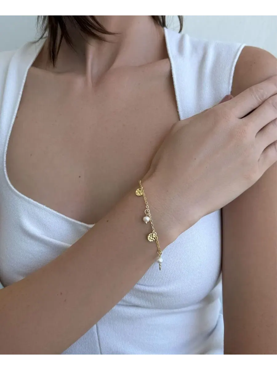 Браслет с жемчугом и подвесками-монетами, 14k золотое покрытие ADORNIA — изображение 2 из 3, оттенок золотистый/белый