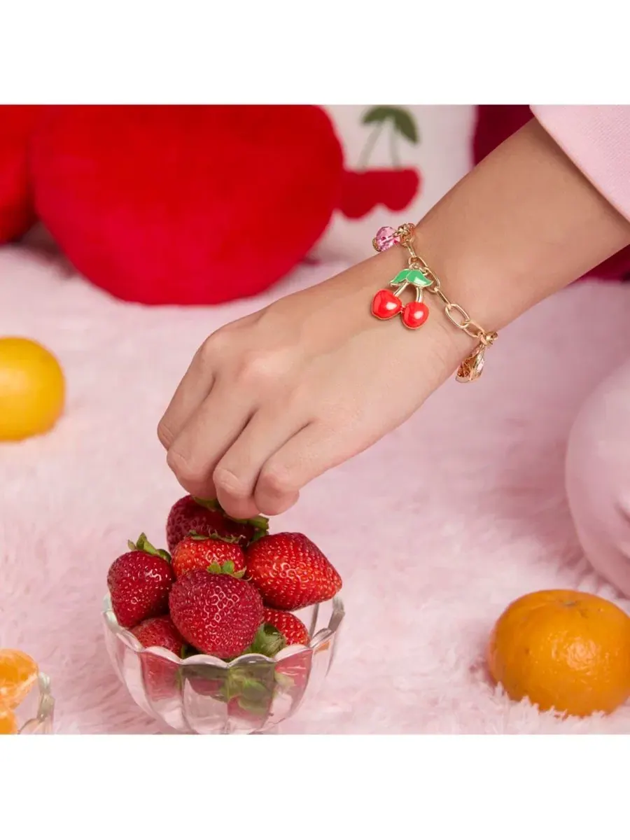 Браслет-шарм с фруктами Cherry & Fruit Charm Bracelet Juicy Couture — изображение 2 из 8, оттенок золото