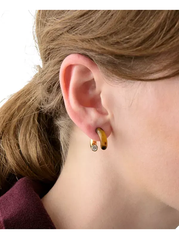 Серьги-Хаги с черепаховым принтом золотистого оттенка Kate Spade New York — изображение 3 из 4, оттенок коричневый