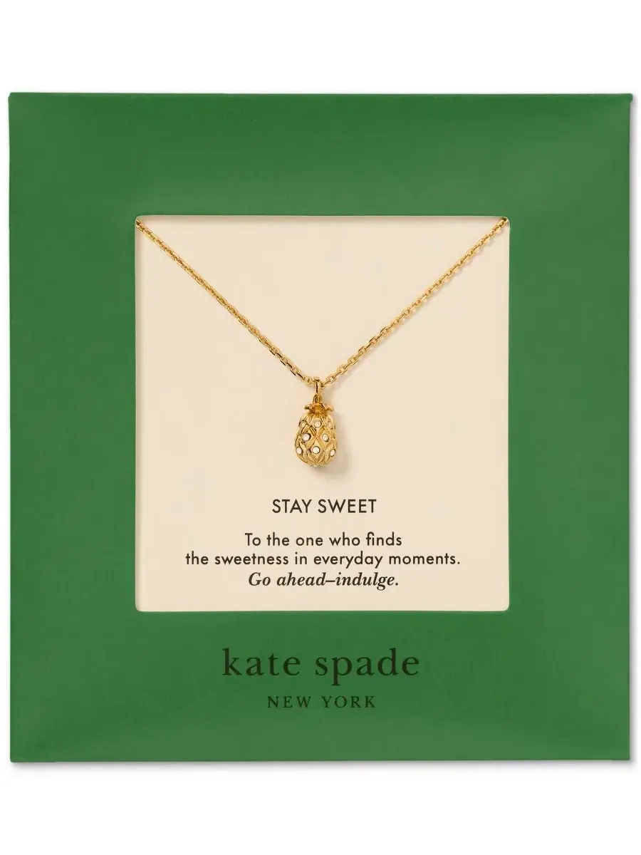 Подарочное короткое ожерелье с подвеской «Stay Sweet» золотистого цвета Kate Spade New York — изображение 4 из 5