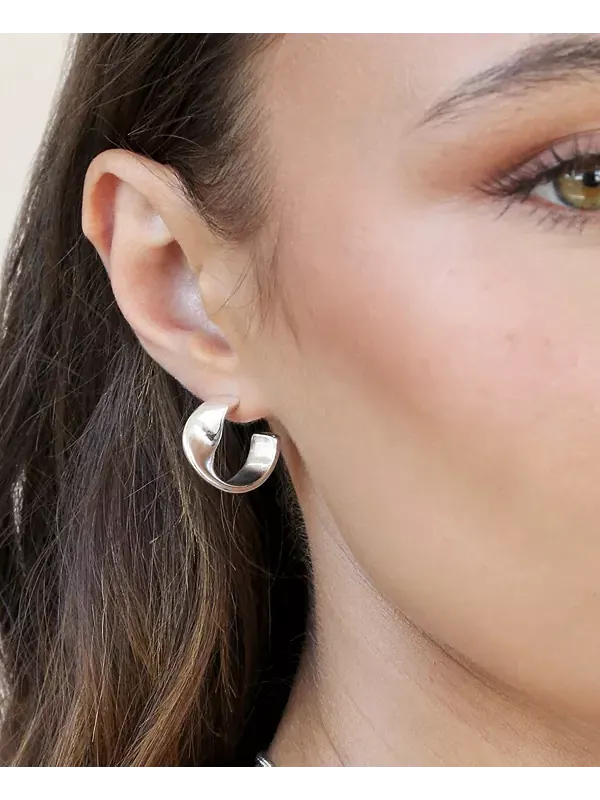 Серьги-Кольца с закрученным кулоном Heirloom Ettika — изображение 4 из 4, оттенок серебряный