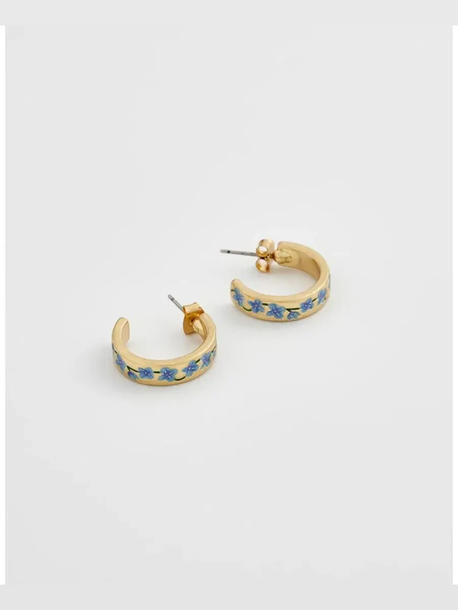 Серьги-кольца с эмалевыми незабудками Forget-Me-Not Hoop Earrings Fable England — изображение 2 из 4, оттенок золото