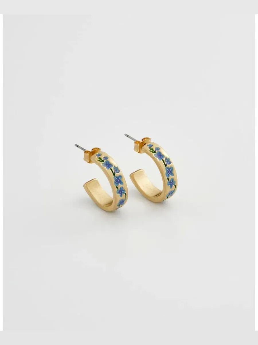 Серьги-кольца с эмалевыми незабудками Forget-Me-Not Hoop Earrings Fable England — изображение 3 из 4, оттенок золото