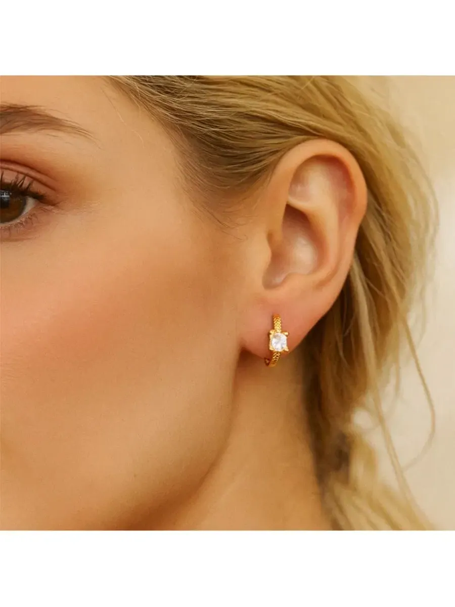 Серьги-кольца Lila Square-Cut Huggie Hoop Earrings Dloria — изображение 3 из 4, оттенок золото
