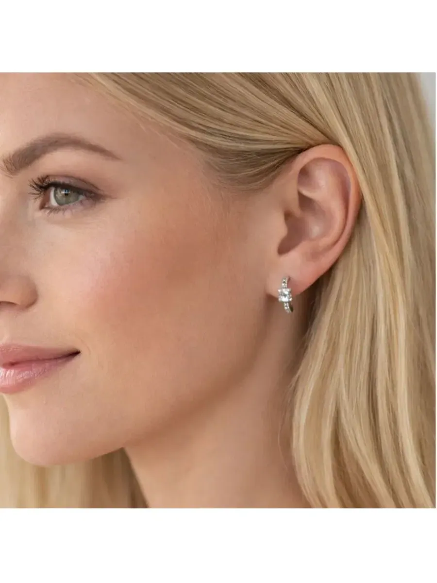 Серьги-кольца Lila Square-Cut Huggie Hoop Earrings Dloria — изображение 2 из 6, оттенок серебряный