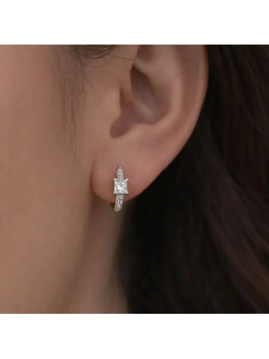 Серьги-кольца Lila Square-Cut Huggie Hoop Earrings Dloria — изображение 4 из 6, оттенок серебряный