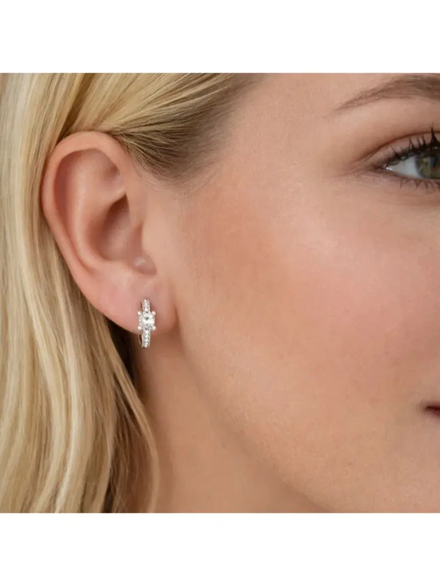 Серьги-кольца Lila Square-Cut Huggie Hoop Earrings Dloria — изображение 5 из 6, оттенок серебряный