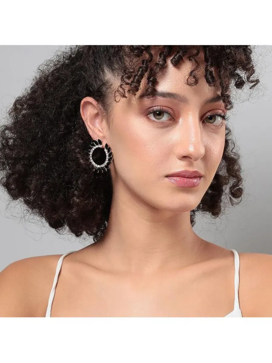 Серьги-кольца с каскадом кристаллов Cascading Crystals Hoop Earrring SOHI — изображение 3 из 5, оттенок черный