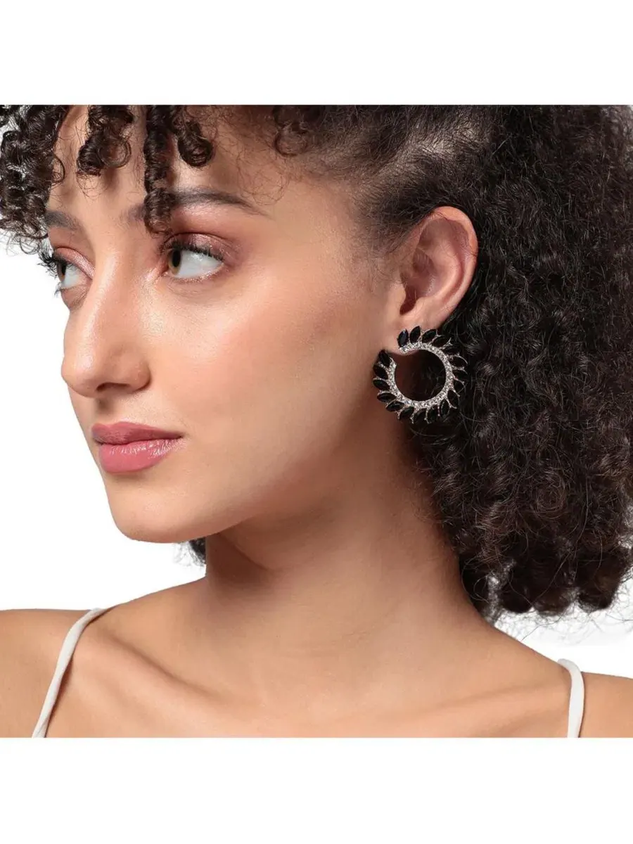 Серьги-кольца с каскадом кристаллов Cascading Crystals Hoop Earrring SOHI — изображение 4 из 5, оттенок черный