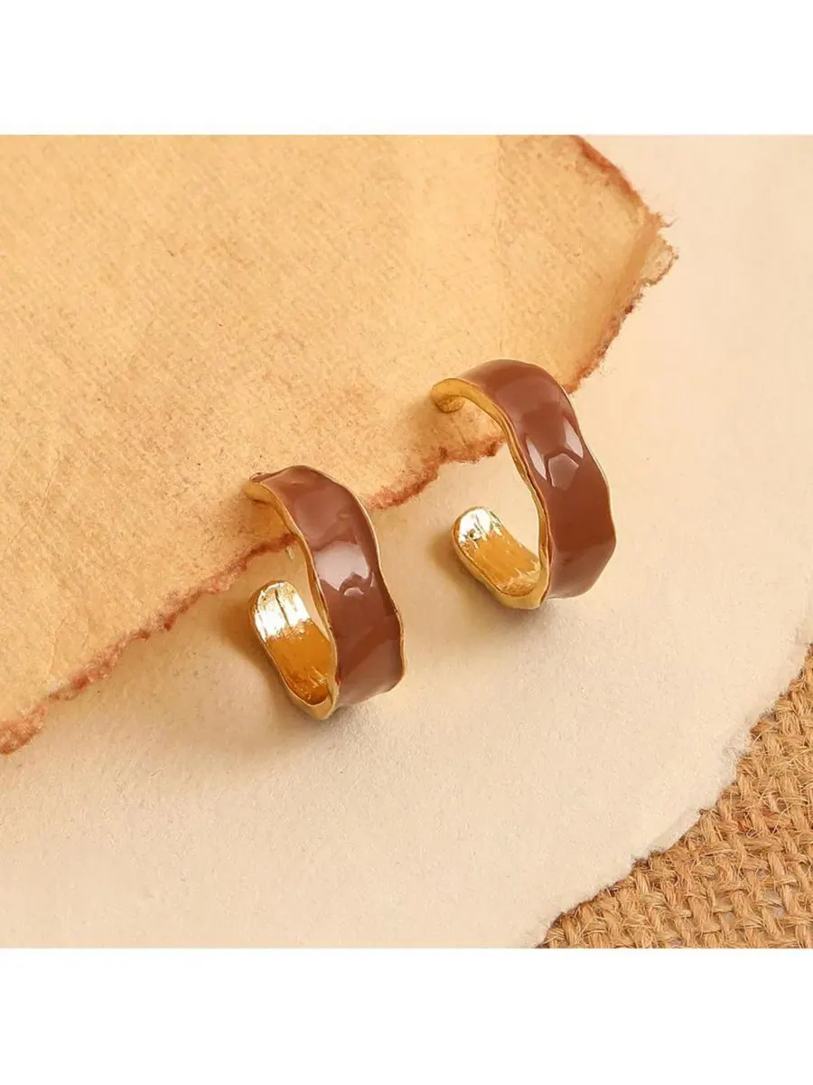 Серьги-кольца минималистичные SOHI — изображение 2 из 3, оттенок коричневый