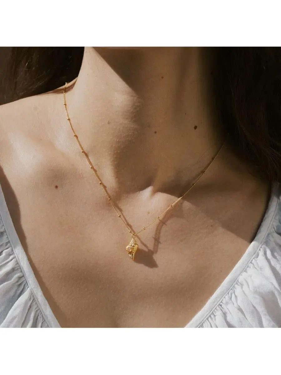 Кулон-раковина с опалом Resilient Spirit Conch Shell Necklace Satya Jewelry — изображение 3 из 3, оттенок золото