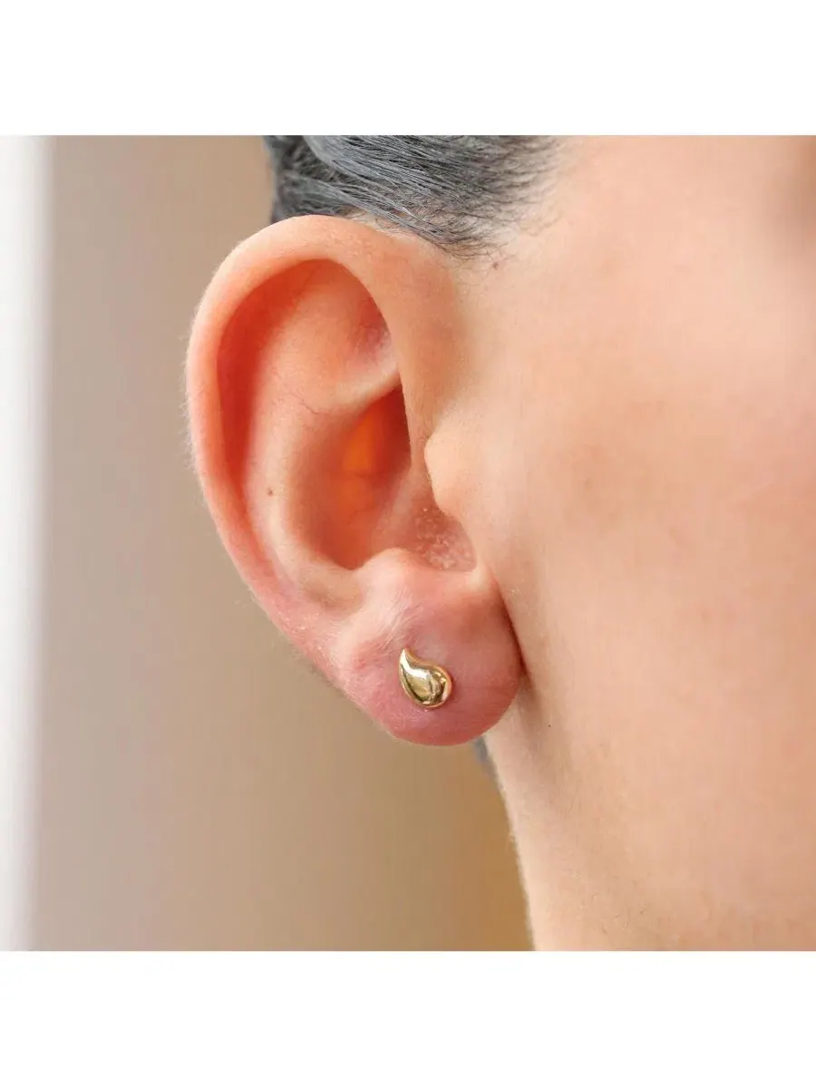 Серьги-гвоздики из желтого золота 14K, Mini Tear Drop The Lovery — изображение 2 из 3, оттенок нет цвета
