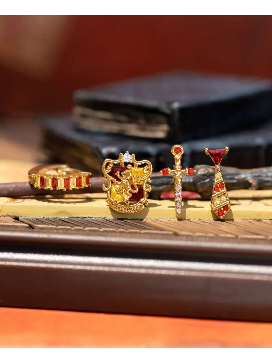 Серьги-пусеты с кристаллами Гриффиндора Harry Potter Girls Crew — изображение 5 из 5, оттенок золото