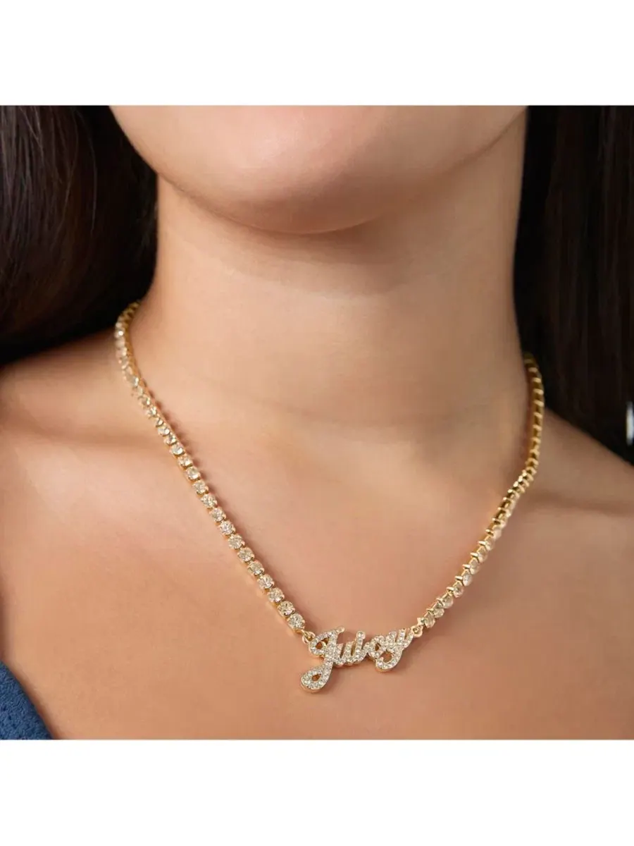 Колье с логотипом и цепочкой, инкрустированной стразами Juicy Couture — изображение 2 из 7, оттенок золото