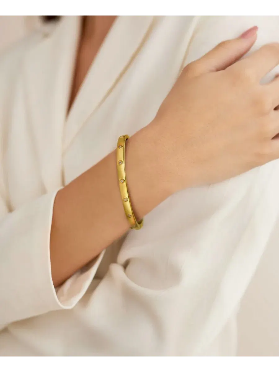 Коллекция Anywear Everywear Nude Diamond Polished Band, Small Hoop Earrings & Bangle Bracelet из — изображение 6 из 9