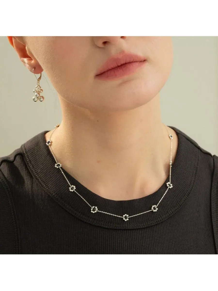 Серебряное колье с ониксом «Дари» в виде цветка Bearfruit Jewelry — изображение 2 из 10, оттенок серебряный