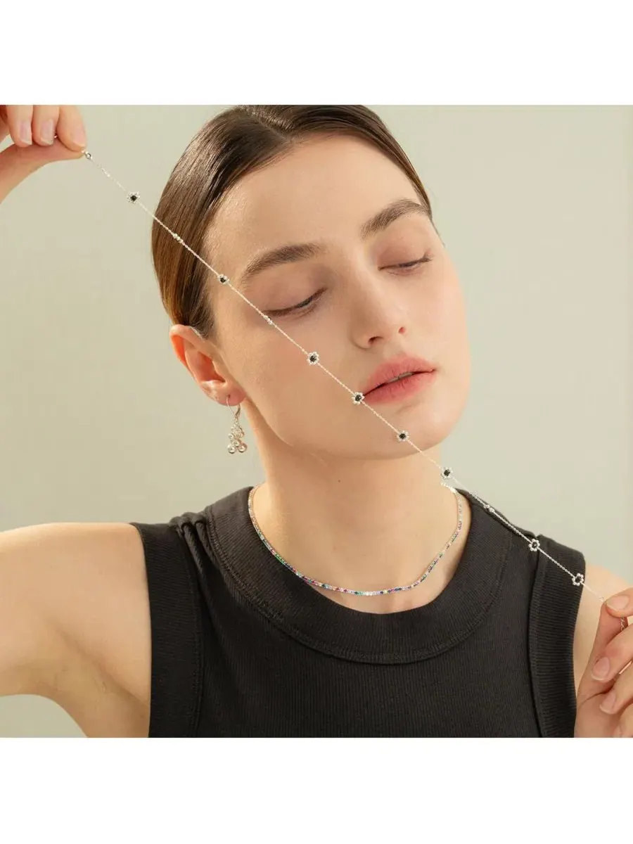 Серебряное колье с ониксом «Дари» в виде цветка Bearfruit Jewelry — изображение 3 из 10, оттенок серебряный