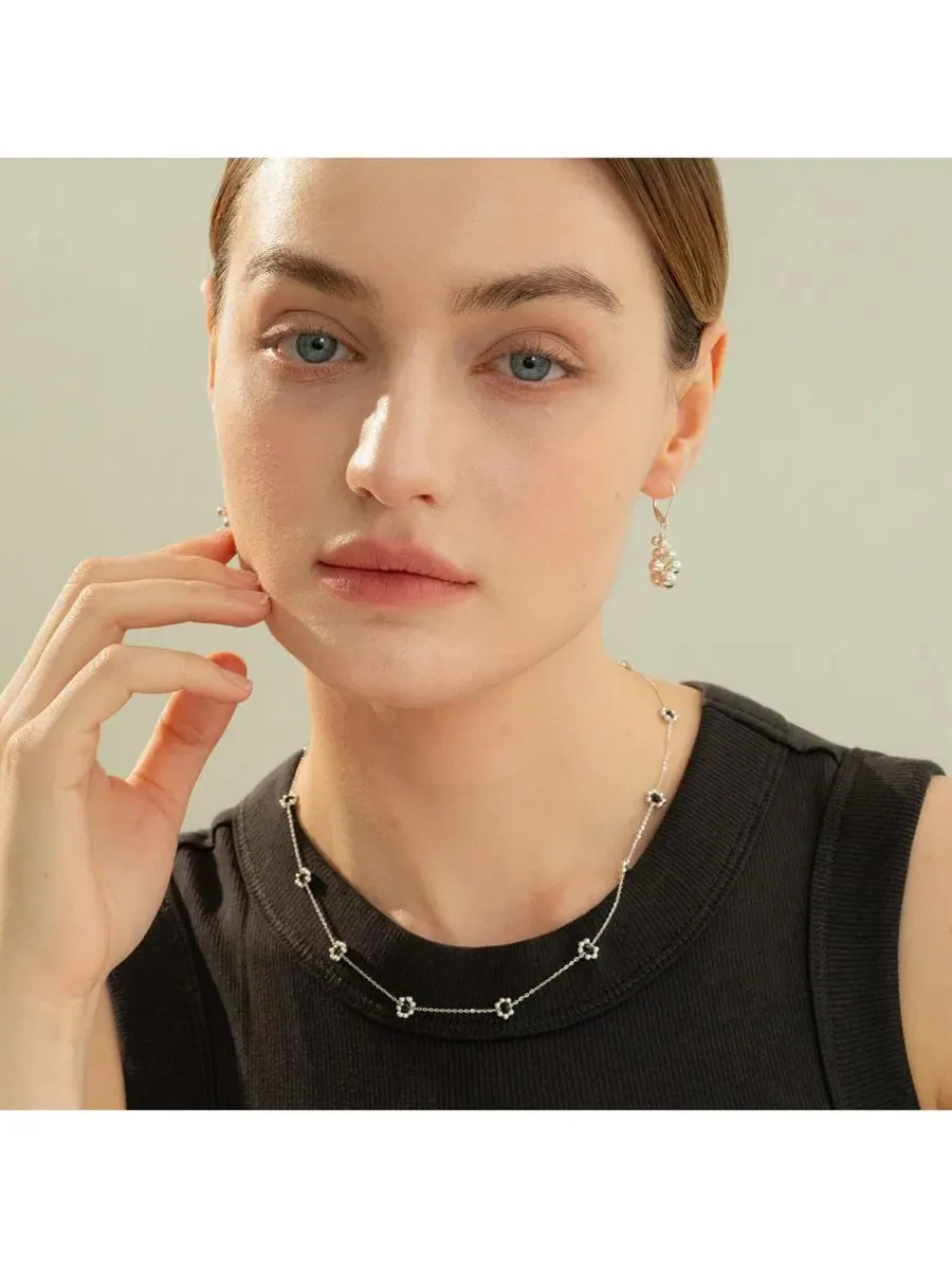 Серебряное колье с ониксом «Дари» в виде цветка Bearfruit Jewelry — изображение 4 из 10, оттенок серебряный