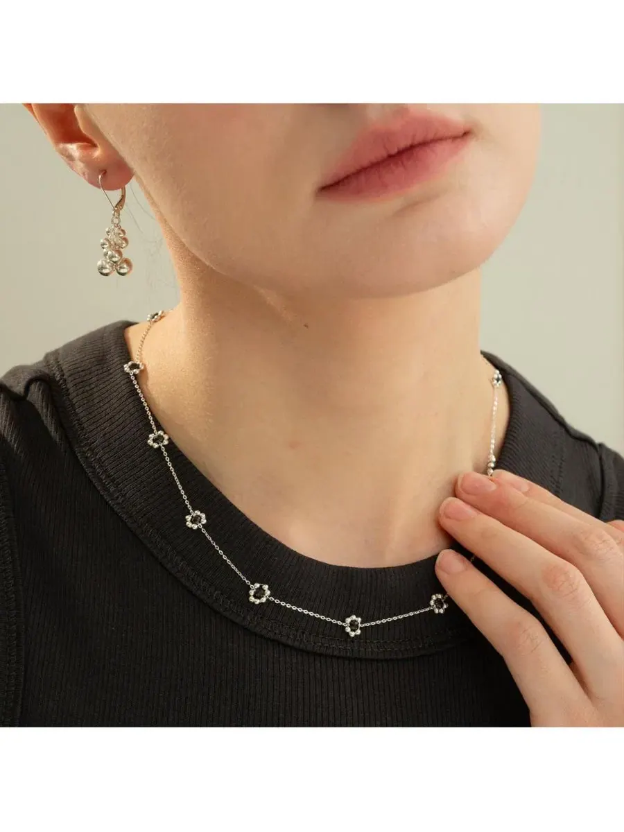 Серебряное колье с ониксом «Дари» в виде цветка Bearfruit Jewelry — изображение 6 из 10, оттенок серебряный