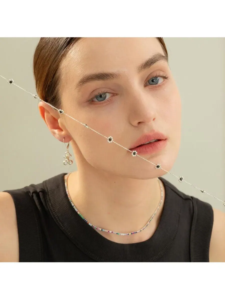 Серебряное колье с ониксом «Дари» в виде цветка Bearfruit Jewelry — изображение 7 из 10, оттенок серебряный