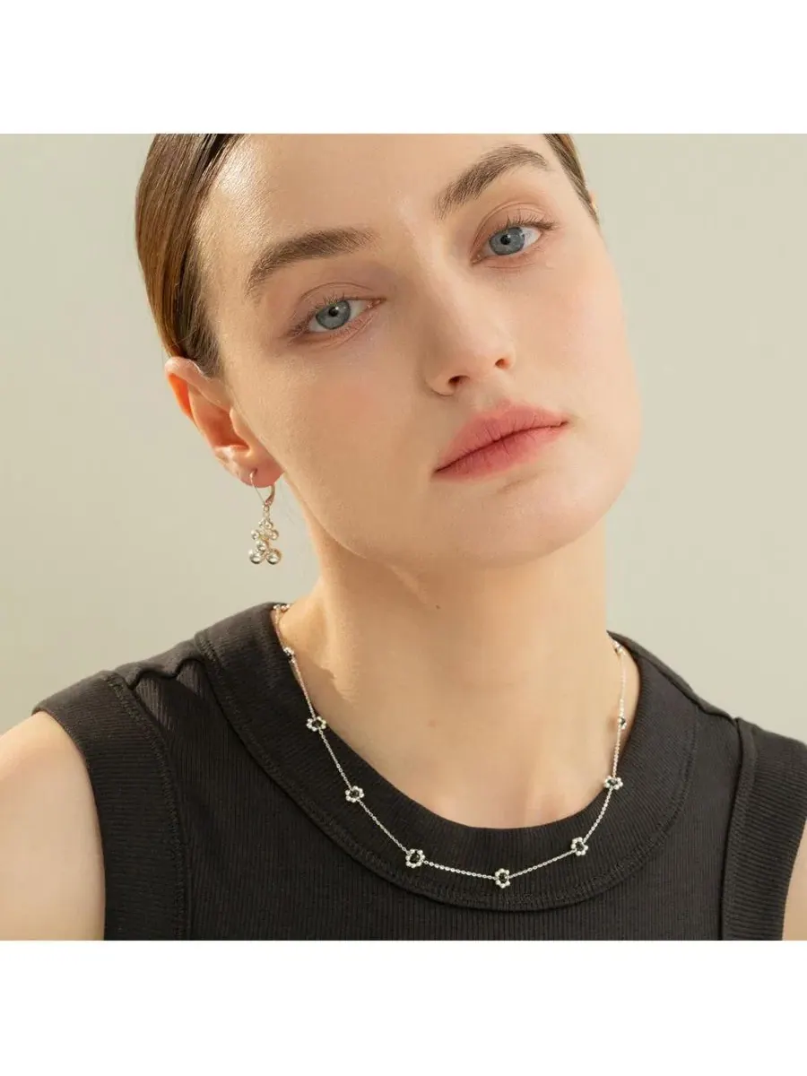 Серебряное колье с ониксом «Дари» в виде цветка Bearfruit Jewelry — изображение 8 из 10, оттенок серебряный