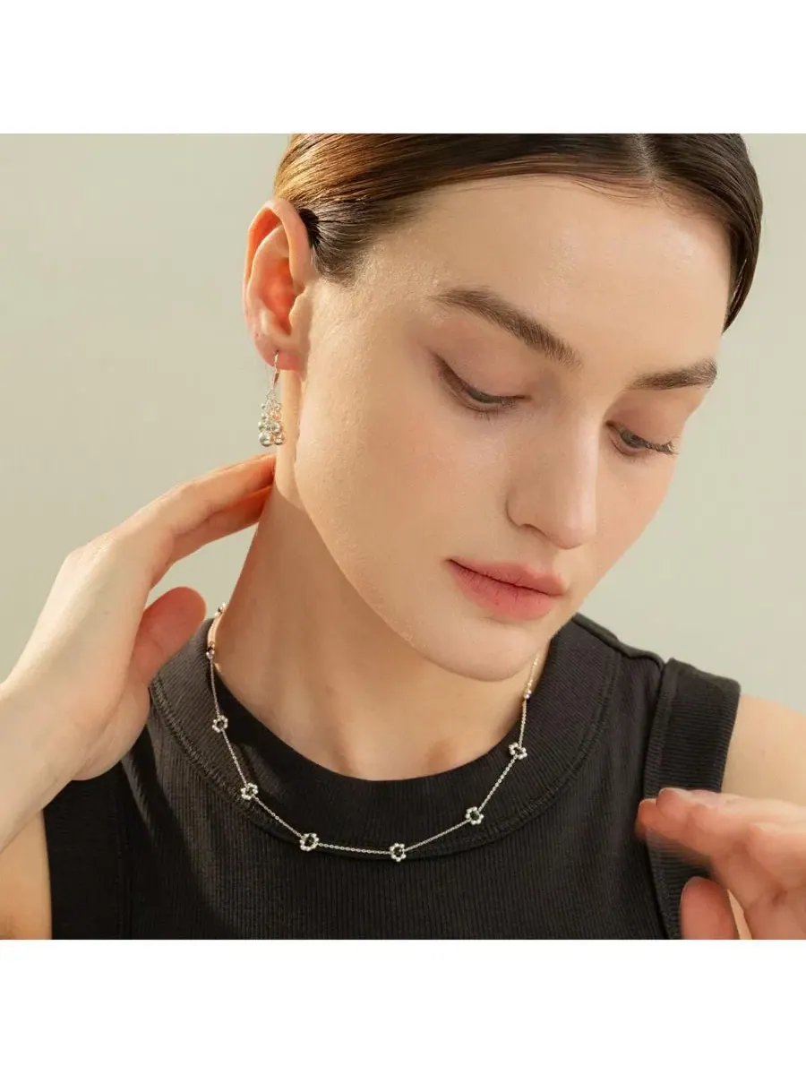 Серебряное колье с ониксом «Дари» в виде цветка Bearfruit Jewelry — изображение 9 из 10, оттенок серебряный