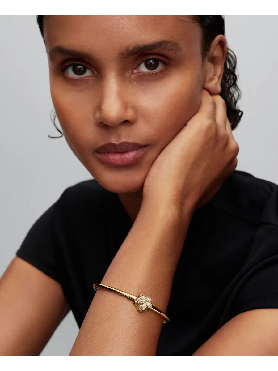 Браслет-цветок с фианитами Pavé Flower Bangle Pandora — изображение 3 из 3, оттенок золотистый