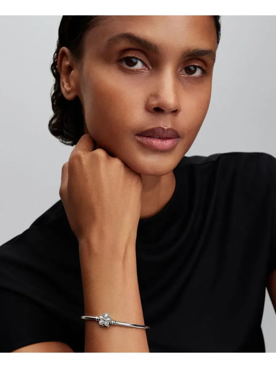 Браслет-пружинка с цветочным мотивом Pavé Flower Bangle Pandora — изображение 3 из 3, оттенок серебристый