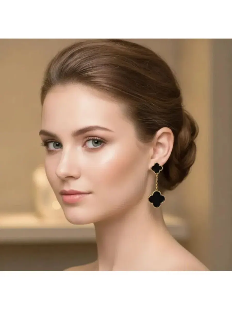 Серьги-капли с цветочным дизайном из латуни с покрытием 18K золотом, с ониксом Rivka Friedman — изображение 3 из 3