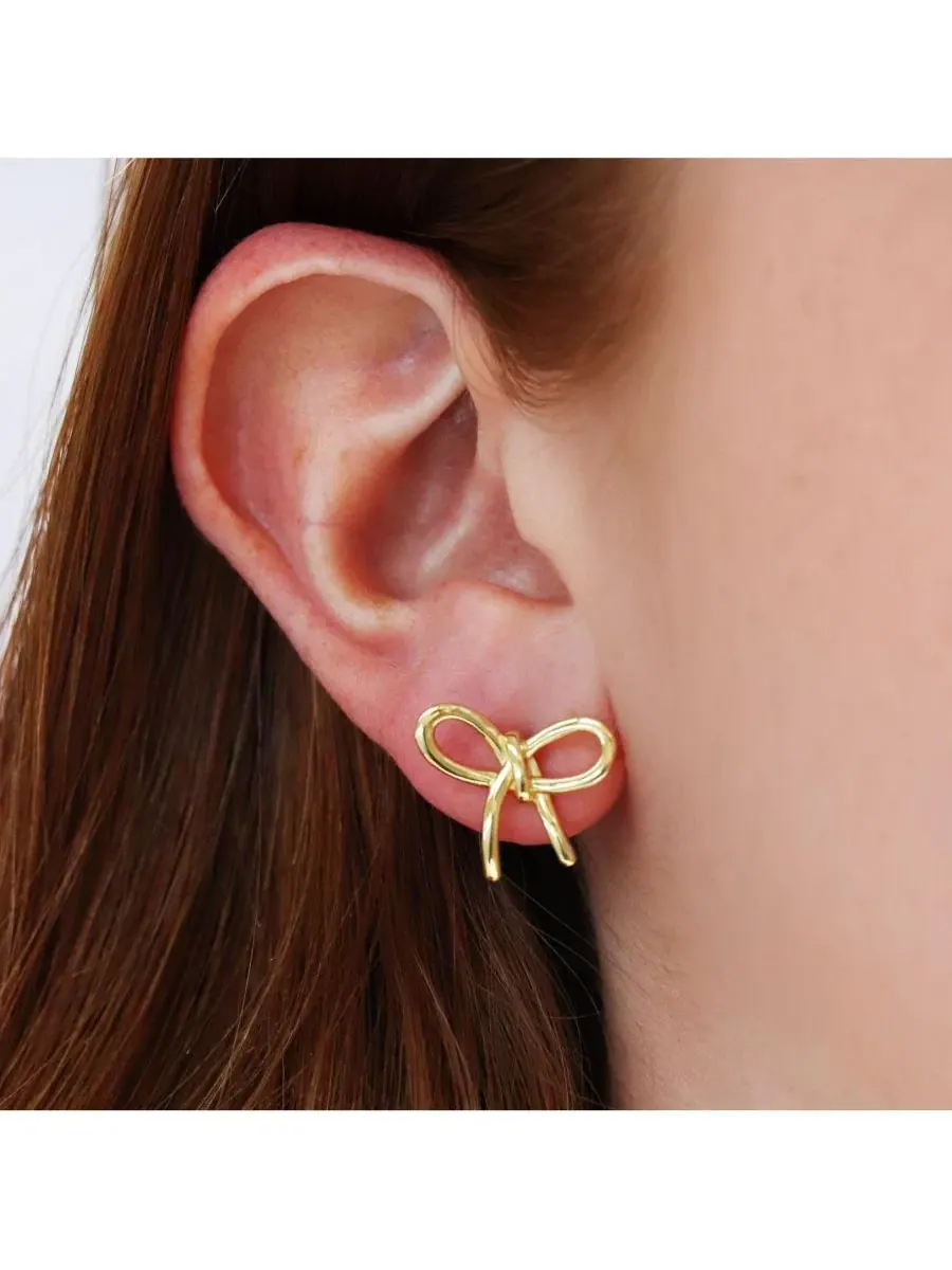 Серьги-гвоздики Loopy Bow из стерлингового серебра с покрытием из 14-каратного золота The Lovery — изображение 3 из 3