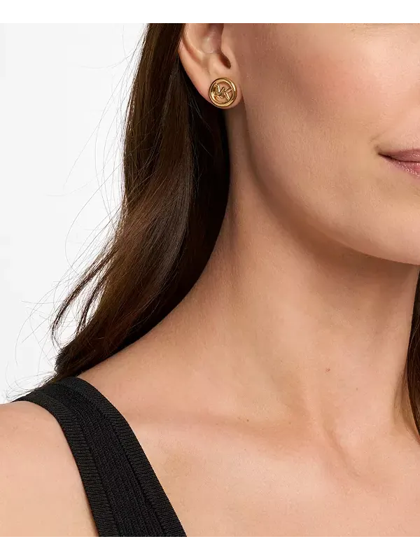 Маленькие серьги-гвоздики с логотипом Michael Kors — изображение 3 из 3, оттенок золото